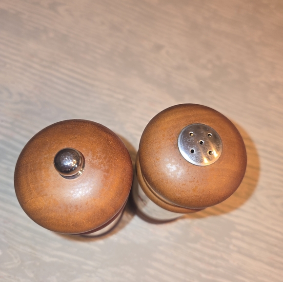 Wooden Pepper and Salt Grinder Set with Floral Design Mr Dudley Winterberry - Picture 3 of 4